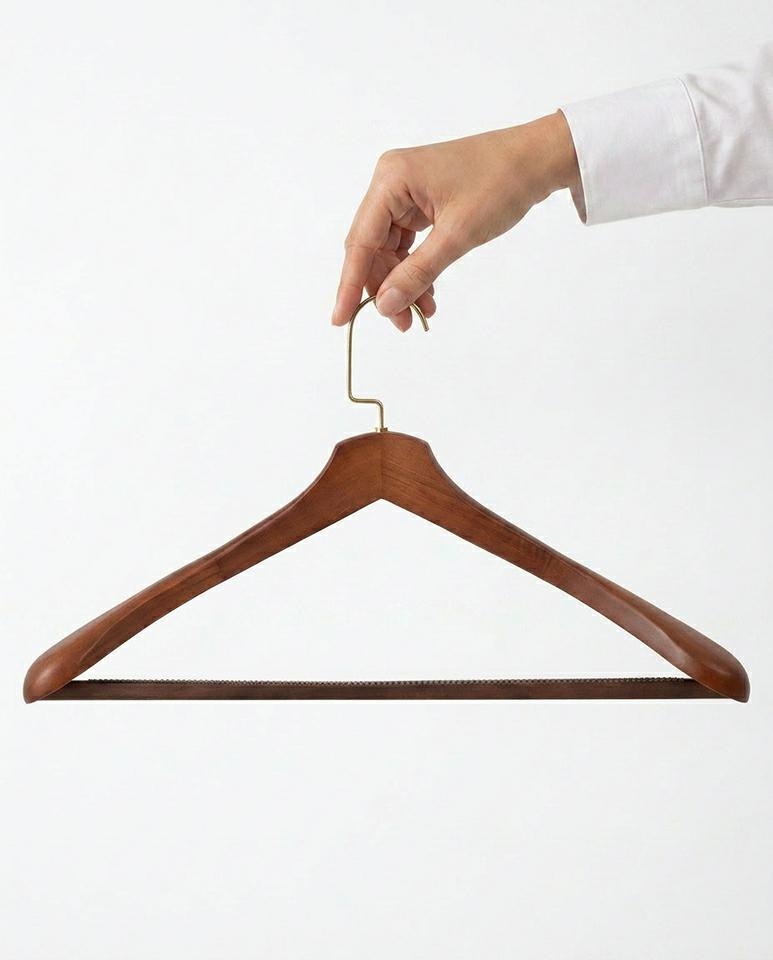 Zestaw 4 wieszaków SHP HARDI brązowy