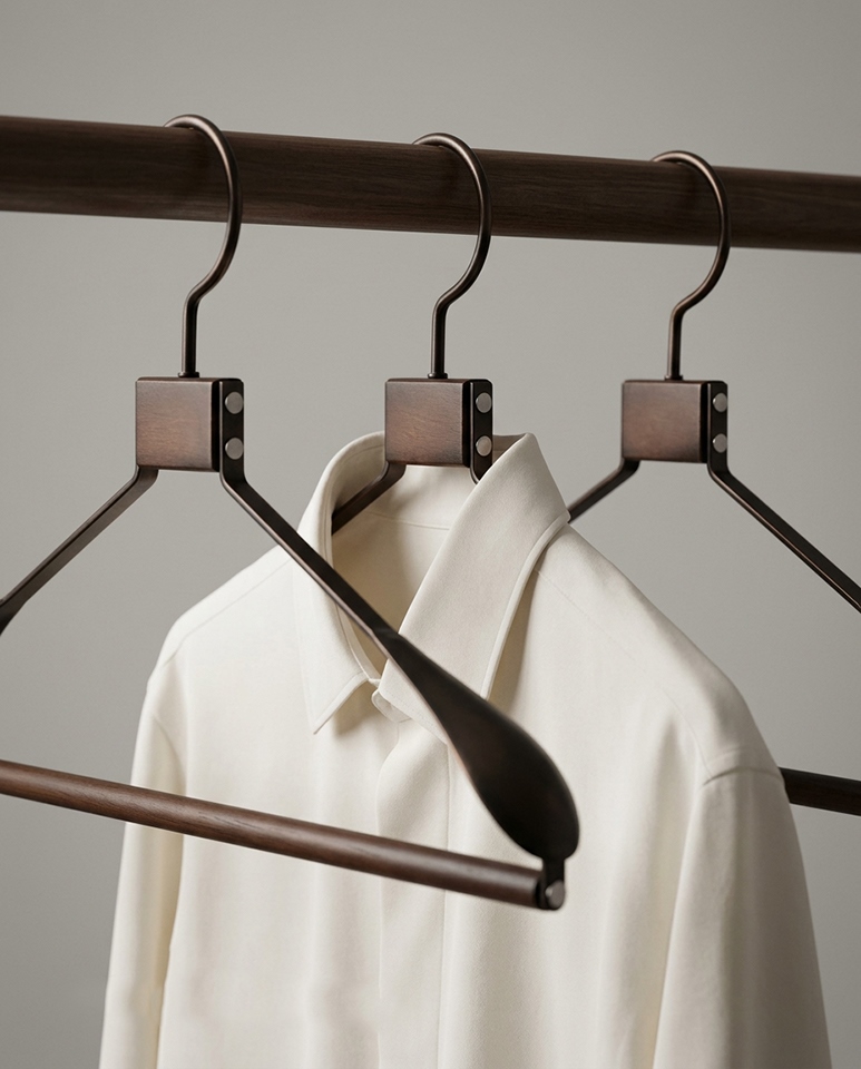 Zestaw 4 wieszaków SHP SOLID czarny