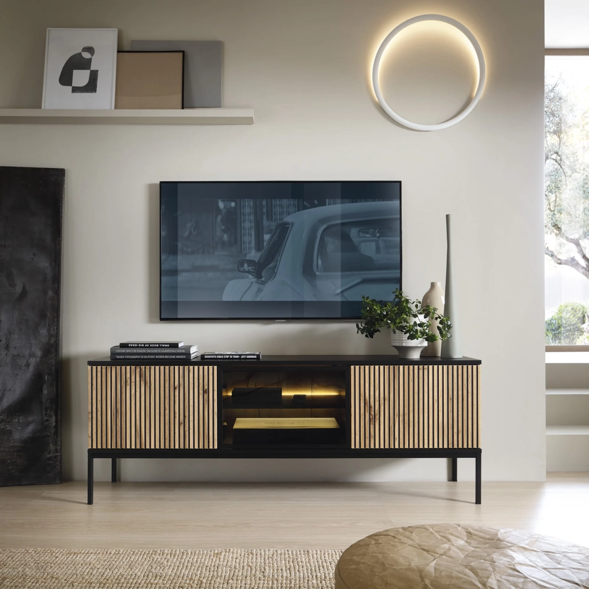 szafka-rtv-sento-z-frezowanym-frontem-i-oswietleniem-led-dab-wotan (1).webp