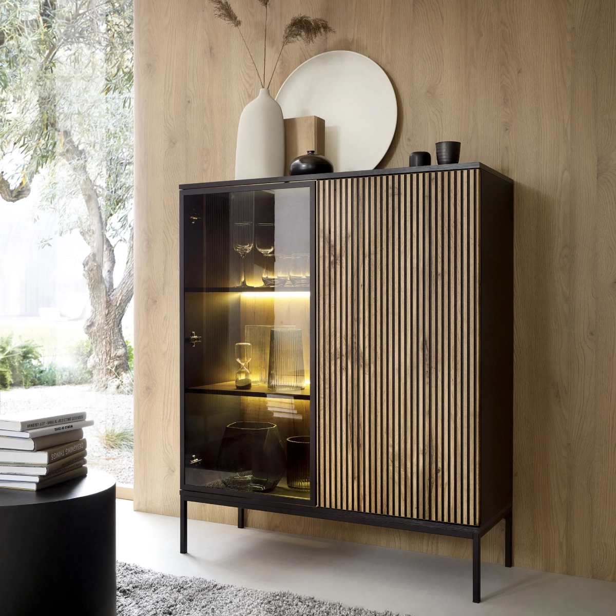 witryna-sento-z-frezowanym-frontem-i-oswietleniem-led-dab-wotan (1).webp