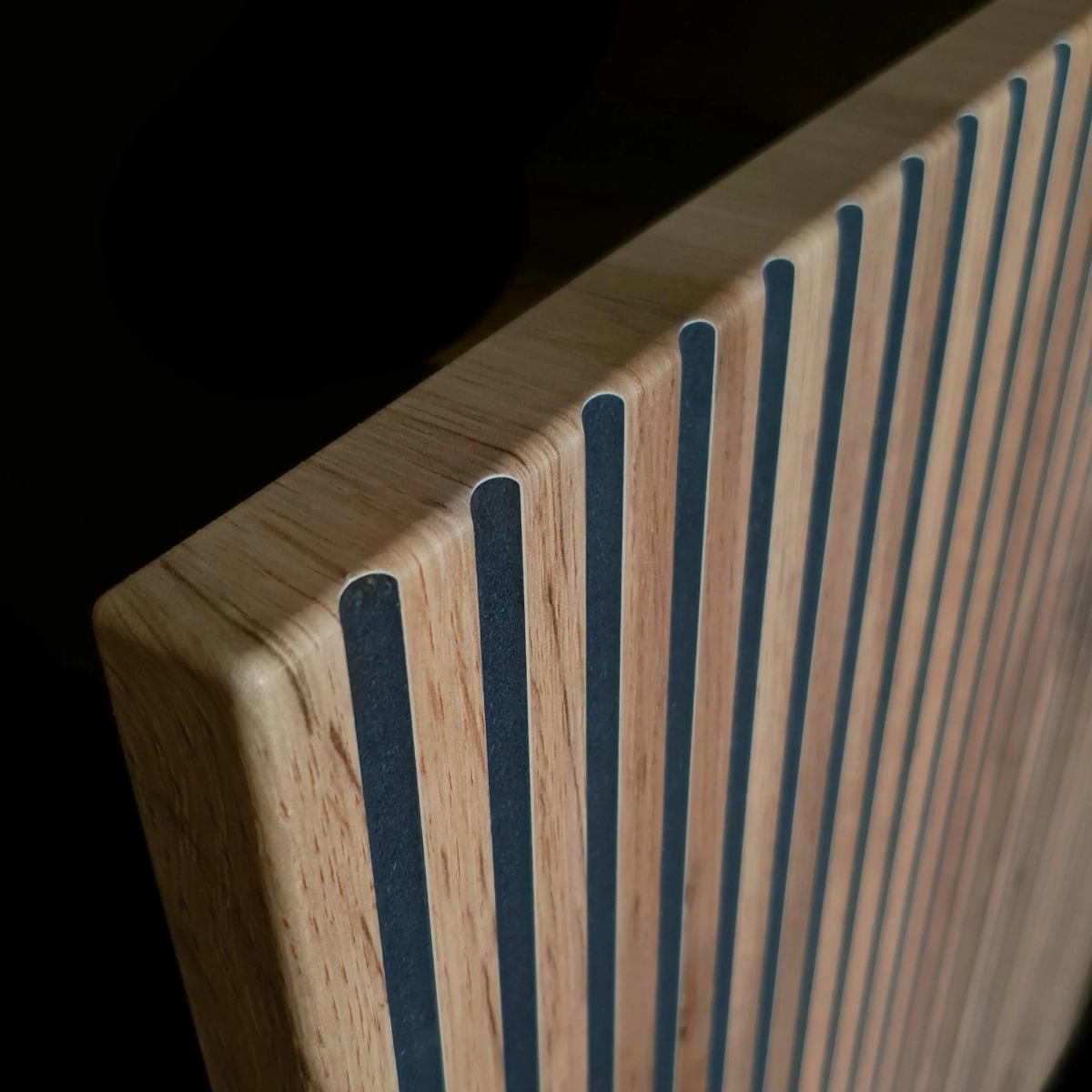 witryna-sento-z-frezowanym-frontem-i-oswietleniem-led-dab-wotan (2).webp