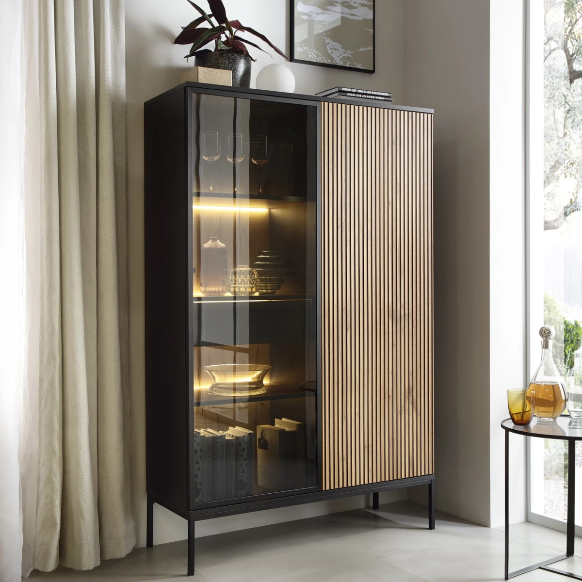 witryna-sento-z-frezowanym-frontem-szuflada-i-oswietleniem-led-dab-wotan (1).webp