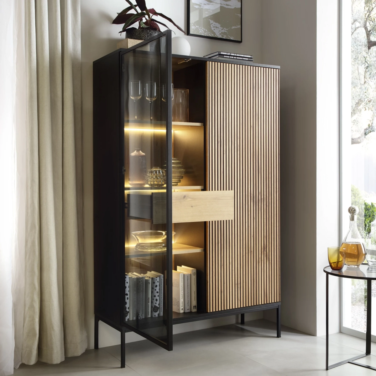 witryna-sento-z-frezowanym-frontem-szuflada-i-oswietleniem-led-dab-wotan (2).webp